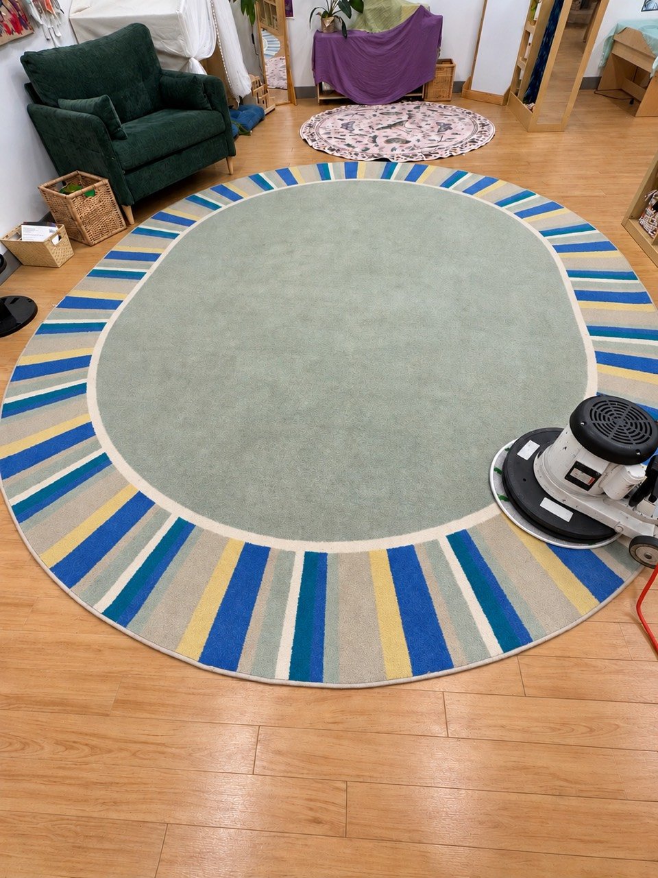 Rotary carpet-cleaning machine working on a round patterned area rug